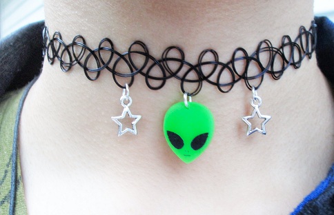 „Alien Tattoo Choker“