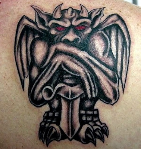 Sėdintis „Gargoyle“ tatuiruotės dizainas