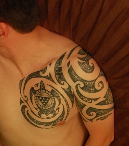 Maorių vėžlio tatuiruotė su pusiau rankovėmis