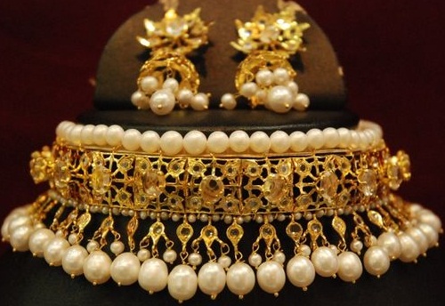 Perlų ir auksinių vestuvių papuošalų rinkiniai