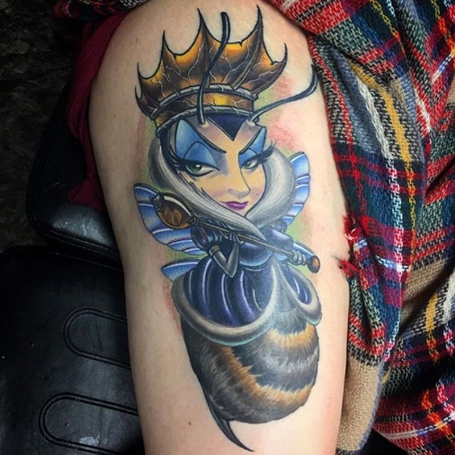 Žavingas bičių karalienės tatuiruotės dizainas