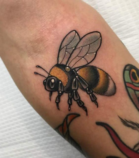 Gražus bičių tatuiruotės dizainas 1