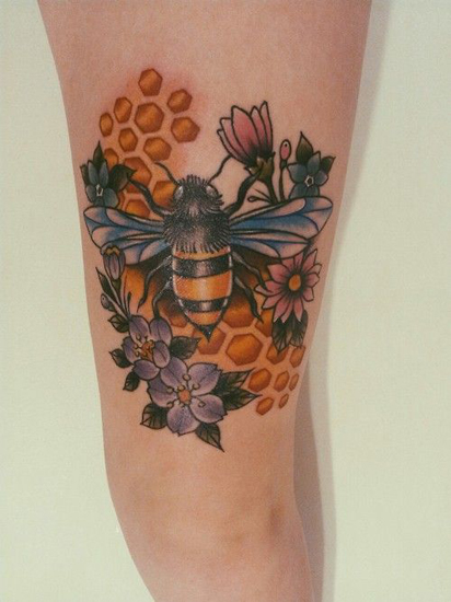 Gražus bičių tatuiruotės dizainas 4