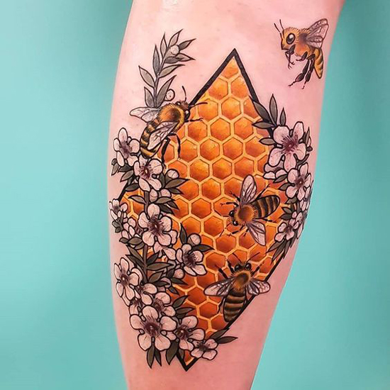 Gražus bičių tatuiruotės dizainas 5