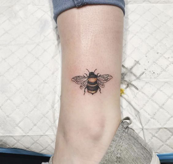 Gražus bičių tatuiruotės dizainas 7