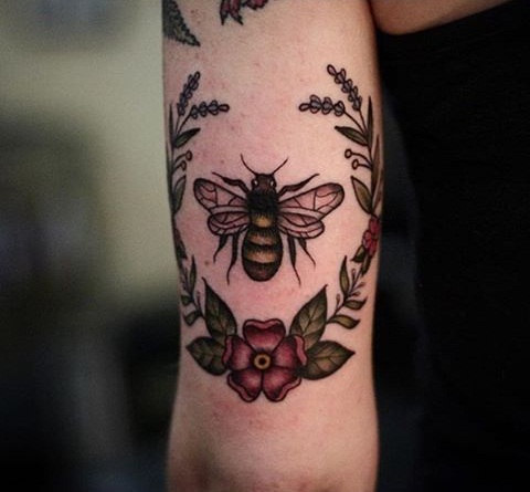 Nuostabus bičių tatuiruotės dizainas