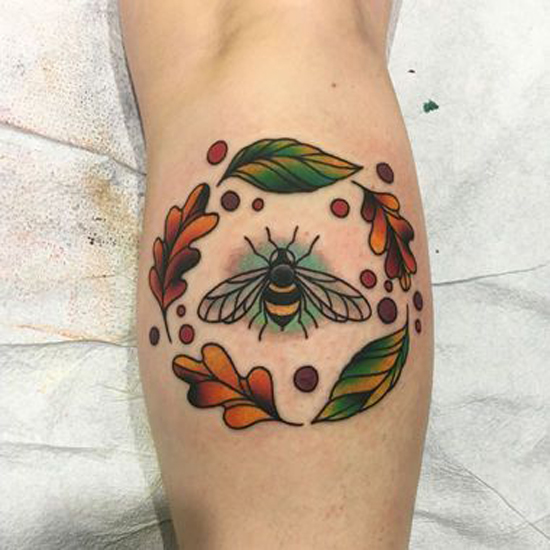 Gražus bičių tatuiruotės dizainas 10