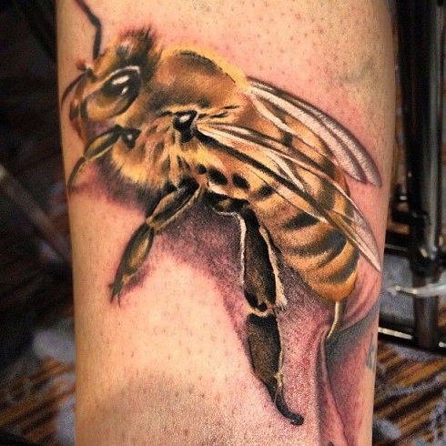 Nuostabus bičių tatuiruotės dizainas