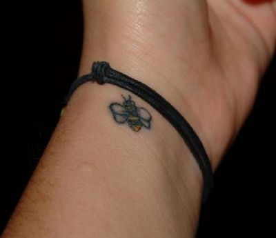 Stilingas mažų bičių tatuiruotės dizainas