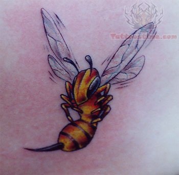Akinantis sklandantis aukštų bičių tatuiruotės dizainas