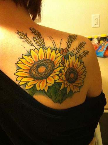 Geltonos tatuiruotės gėlių raštu