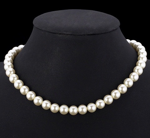 „White Pearl Choker“