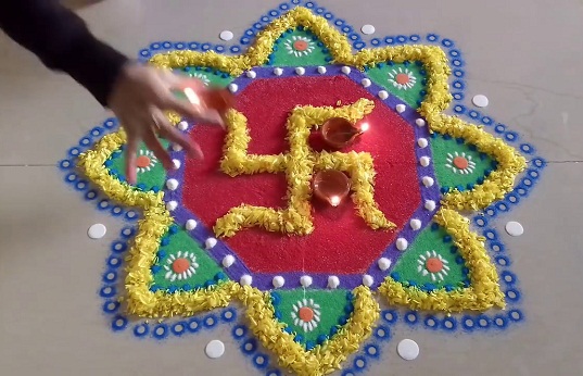 Çok renkli Swastik Rangoli