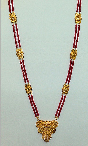 Raudoni karoliukai Mangalsutra