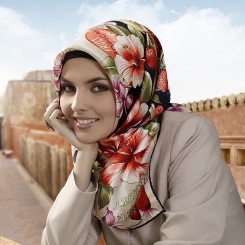 Spausdintas turkiškas hidžabo stilius