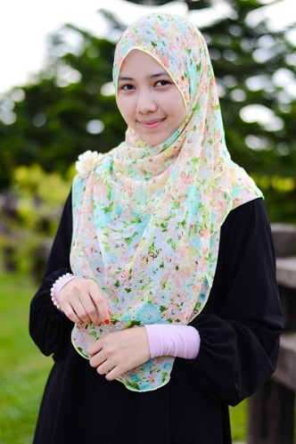 Krūtinę dengiantis turkiškas hidžabo stilius