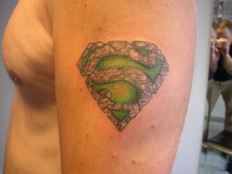 Supermeno simbolio akmens darbo tatuiruotės dizainas