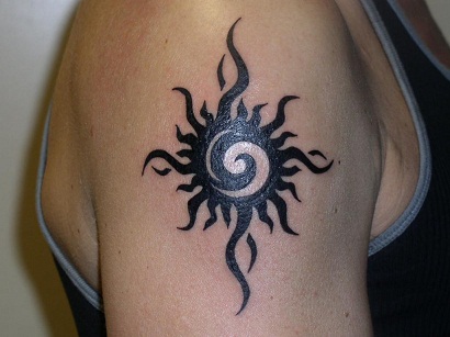 Genties saulės stiliaus tatuiruotė