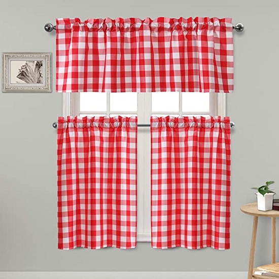 „Red Gingham“ užuolaidų virtuvė