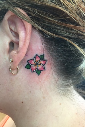 Miela Plumeria tatuiruotė už ausies