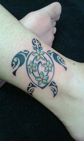 Vėžlių stiliaus „Plumeria“ tatuiruotė