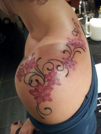 „Off Pečių“ Frangipani tatuiruotė