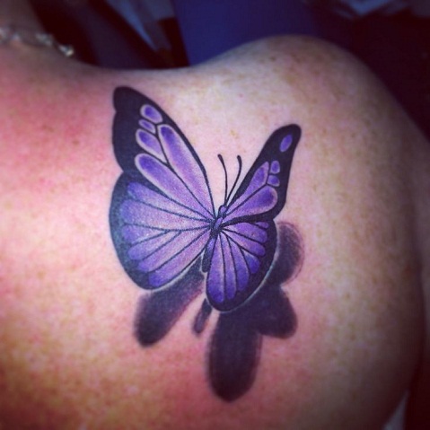 3D stiliaus purpurinė drugelio tatuiruotė