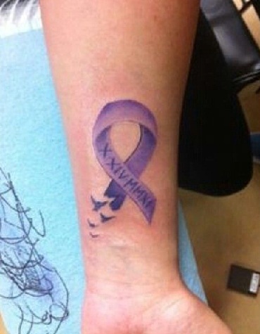 Violetinė juostelė stiliaus tatuiruotėje