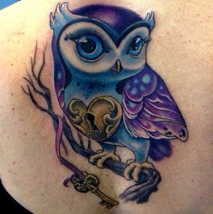 Pelėda su purpurine tatuiruote