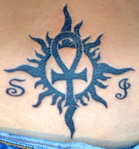 Kreivi spinduliuojantys saulės spinduliai genties saulės tatuiruotė