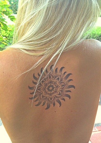 „Lotus“ centre esanti genties saulės tatuiruotė