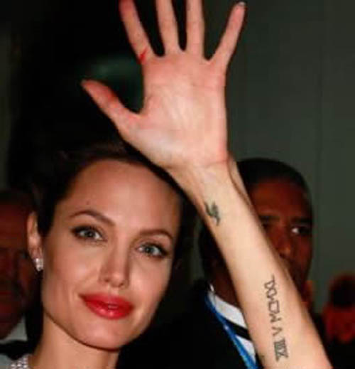 Angelinos Jolie tatuiruočių menas riešo srityje