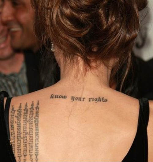 Angelinos Jolie tatuiruotė ant nugaros kaklo