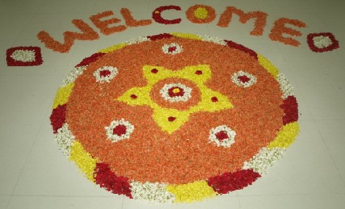 „Rangoli“ dizainas su gėlėmis