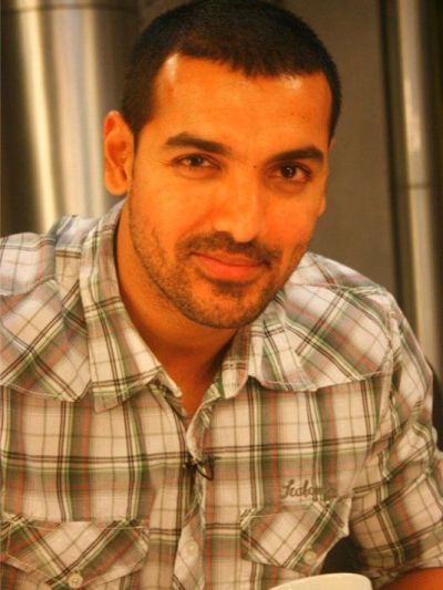 John Abraham Makyajlı ve Makyajsız 1