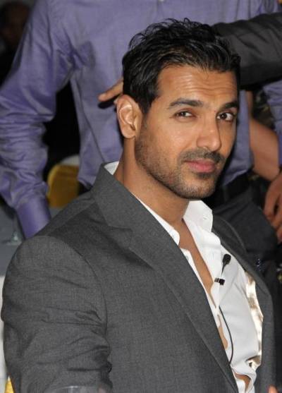 John Abraham Makyajlı ve Makyajsız