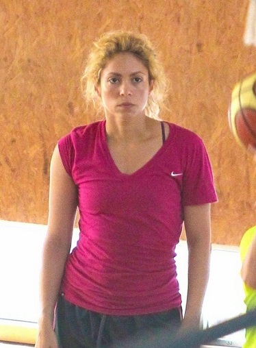Shakira be makiažo veido sporto salėje