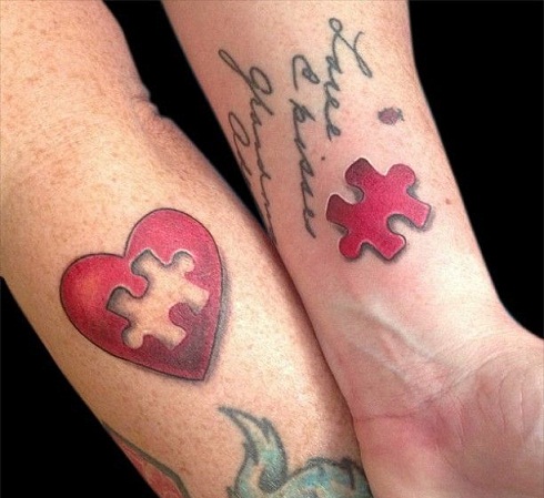 Sukurtas vienas kitam raudonos tatuiruotės dizainas