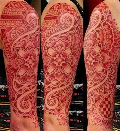 Sudėtingas raudonos tatuiruotės dizainas