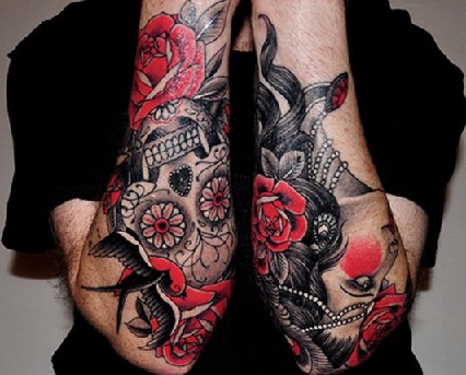 Raudona vyriška tatuiruotė