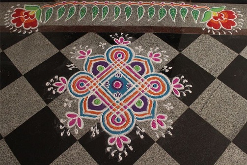 Unikalus durų „Rangoli“ dizainas