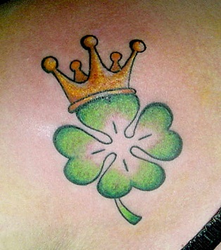 Shamrock gėlė su karūnos tatuiruotės dizainu