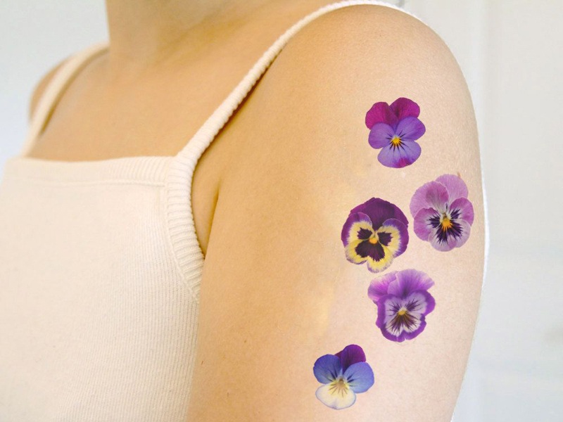 Pansy tatuiruotės dizainas su vaizdais