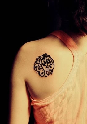 Moteriška tatuiruotė