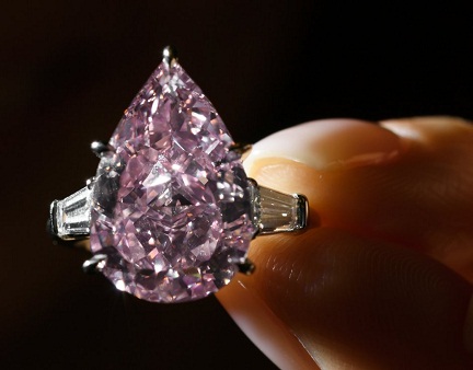 Kriaušės formos rožinis deimantinis žiedas