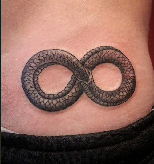 „Rattlesnake Infinite“ tatuiruotė ant klubo