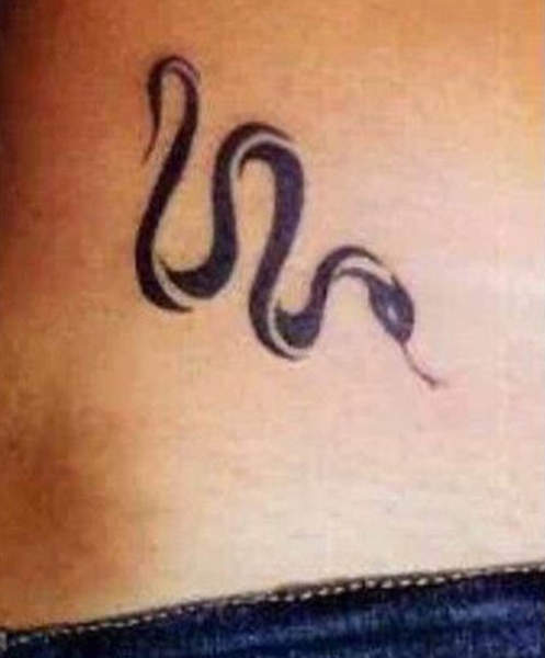 Paprasta juodos gyvatės tatuiruotė mergaitėms