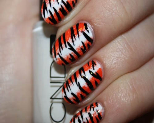 Abstraktus „Zebra Print“ nagų dizainas