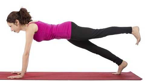 Bacaklar Genişletilir ve İç Uyluk Yağları İçin Plank Pozisyonu