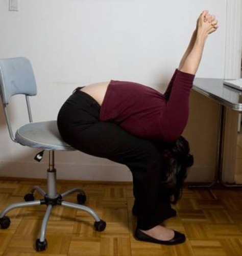 Ofis için bükme pozu